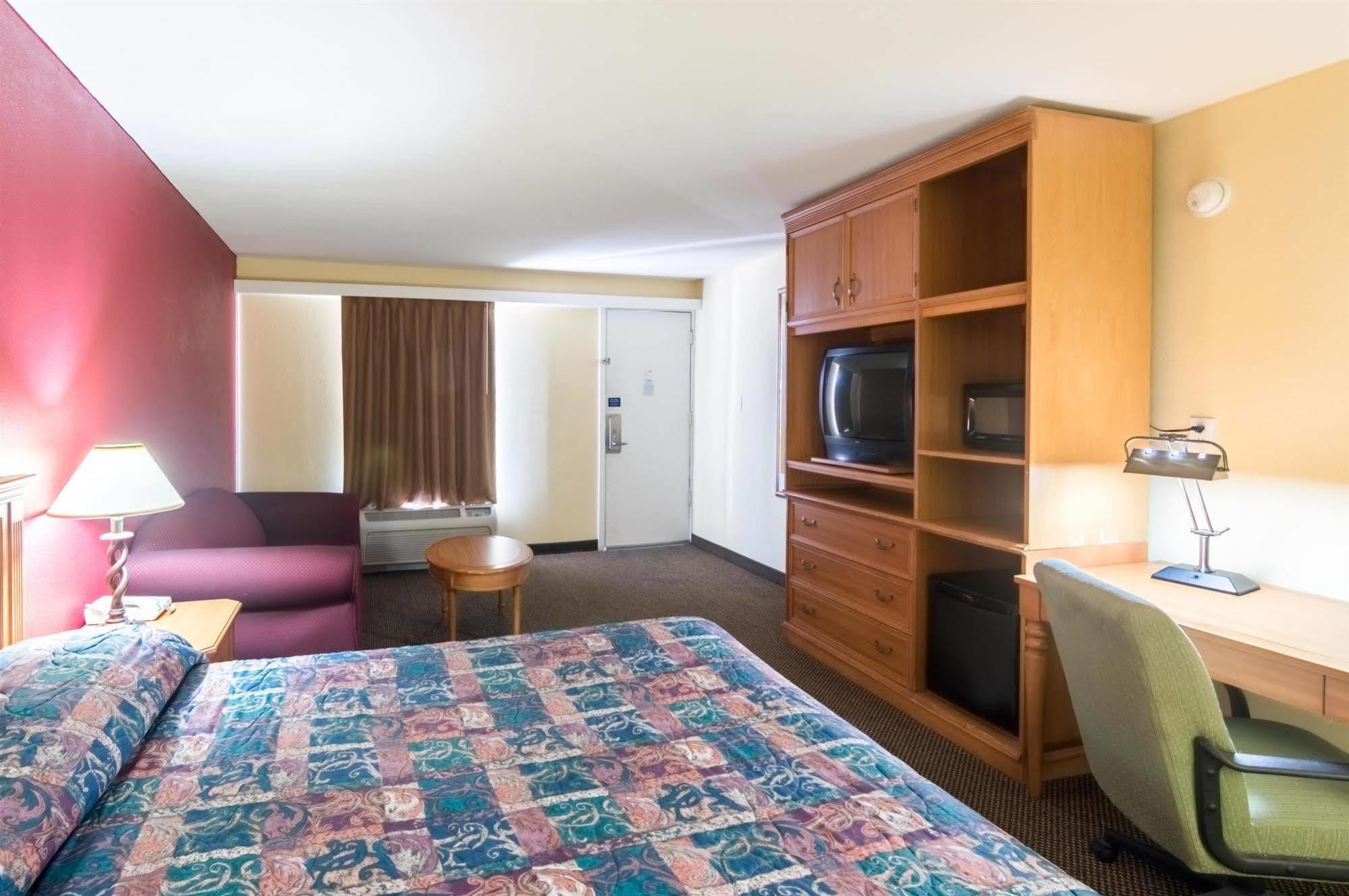 ويتشيتا فولز Delux Inn المظهر الخارجي الصورة