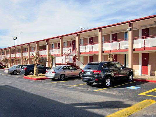 ويتشيتا فولز Delux Inn المظهر الخارجي الصورة